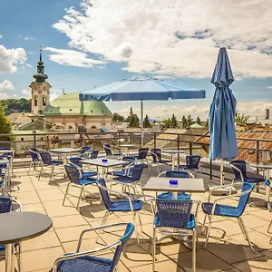 Hotel Allyouneed, Solnohrad